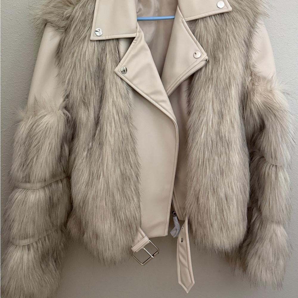Missguided Cream and Tan Teddy Jacket with Plush Texture Runs big - Picture 2 of 3